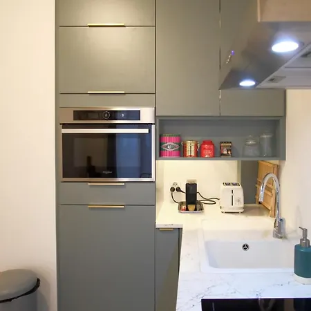 Charming Bright Appt For 2 *